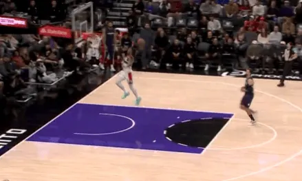 开云体育官网-沃特金斯一马当先单臂暴扣，奇才次节将分差缩小至11分