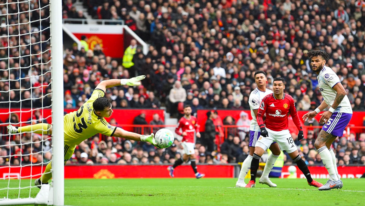 开云官网-豪门悲喜夜：曼联3-1维拉跻身前3 利物浦1-1惨遭热刺绝平 巴萨5-2